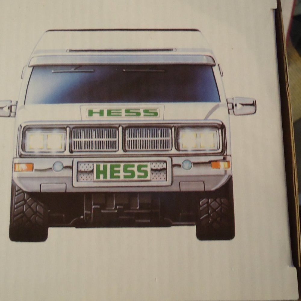 HESS 2004 Sport Utility Vehicle With Motorcycles - Picture 10 of 11